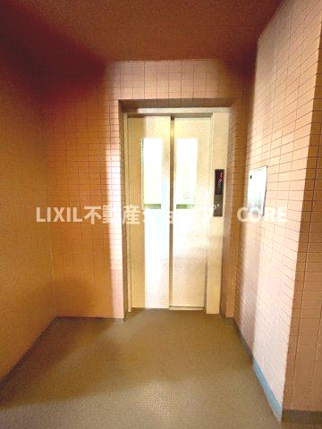 便利なエレベーター完備のマンション。小さなお子様連れの方やお年寄りの方にも安心の設備です。