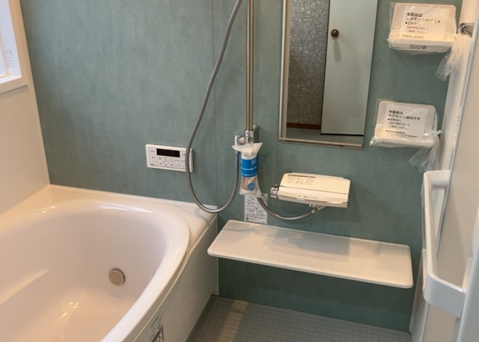 入浴時の快適さも大事なことですが、綺麗な状態を維持できなければ気持ちよく入浴できません。毎日の掃除が楽という点は大事なポイントになります！カビが生えにくく掃除がしやすい、壁や浴槽を選ぶといいでしょう。