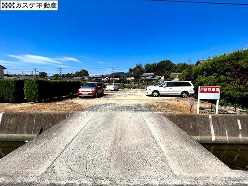 水路があるので橋を使って出入りします。