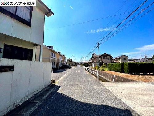 前面道路の幅員は約4.1ｍ。交通量は多くありません。