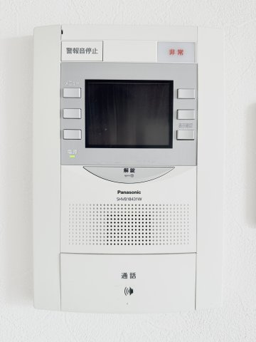 大きなモニター付きインターフォンで来客の顔が良く見えます。