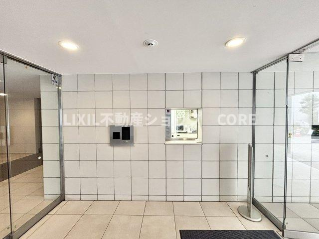受付はマンションコンシェルジュがいる場合もあれば、管理人が滞在する小部屋を総称して呼ぶことがあります。