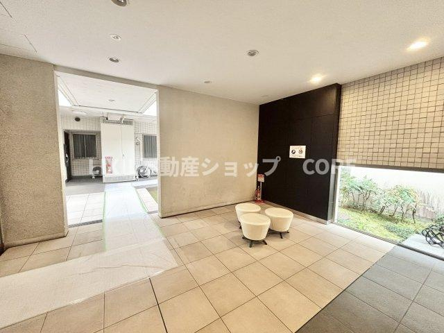 ロビーとは玄関に続く通路を兼ねた広間。共用部分になります。