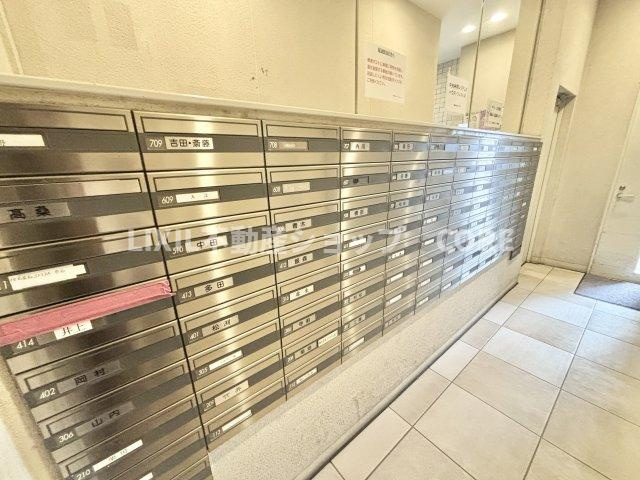 エントランス付近に設置されている郵便受けになります。