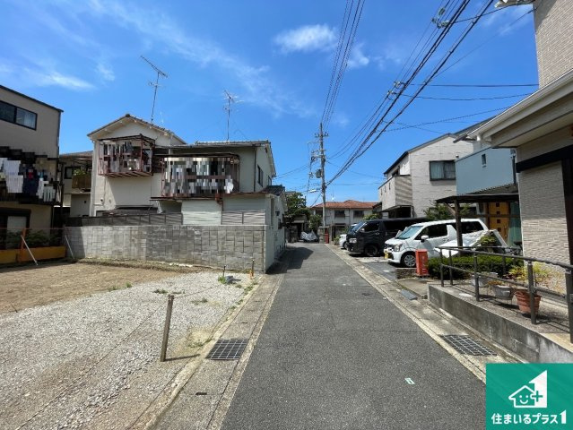 周辺は落ち着いた街並みの住宅地！子育てがしやすい住環境です！まだ未完成ですが、現地でしかわからない事もございます。是非一度ご覧ください。