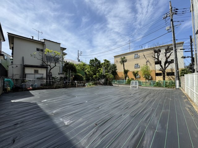 隣接する建物との距離が保たれており、圧迫感の少ない住環境です。目黒区上目黒4丁目のアドレスは、日々の買い物や休日のお出かけにも便利なエリア。利便性と静穏さを兼ね備えた、バランスの良い立地が魅力です。　