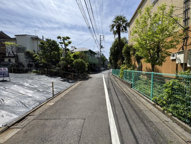 隣地との境界には緑が広がり、季節の移ろいを感じながら過ごせる環境です。敷地面積は約22.74坪の2区画。建築条件付き土地のため、ご家族の理想を形にする住まいづくりをここからスタートできます。　2026