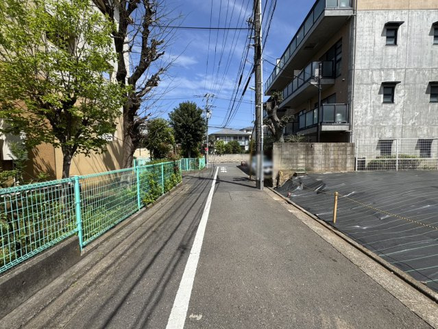 東横線「祐天寺」駅まで徒歩9分の立地。北西側約4.5mの公道に接した開放感のある敷地です。防草シートで丁寧に管理されており、建築までのプロセスもスムーズ。新しい生活の舞台にふさわしい整った環境です。　
