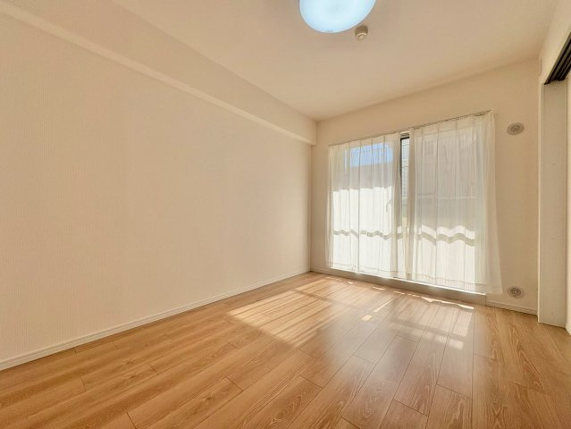 洋室　約6帖　南向きで明るいお部屋です。