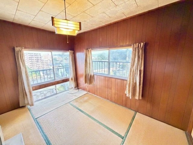 日当たりのよい和室は2面採光でお部屋を暖かく照らします。