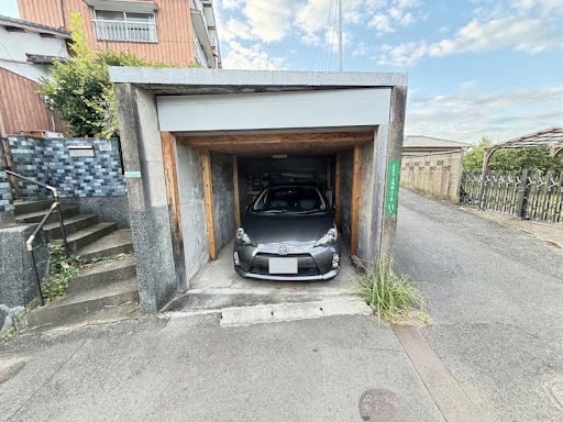 シャッター・屋根付きの駐車場は普通車もOK