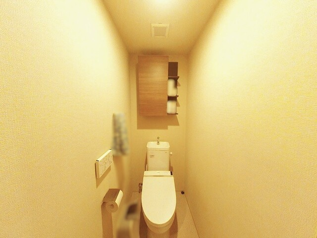 上部収納を備えたすっきり快適な清潔トイレ空間。