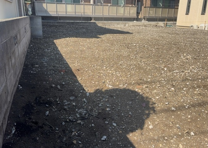 土地の形が極端に長細かったり、狭小地、あるいは道路との高低差がある傾斜地だった場合、後々売ろうとしても買い手がつかない場合もあります。後々、売却することになった時に価値の下がらない土地を選びましょう。