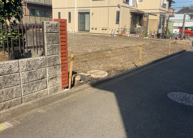 土地の面積＝住宅面積ではありません。建ぺい率の問題などで、土地のある場所によって住宅を建てられる面積は限られています。高さもしかり、「土地」という言葉の中には、建築条件も含まれると考えておきましょう。