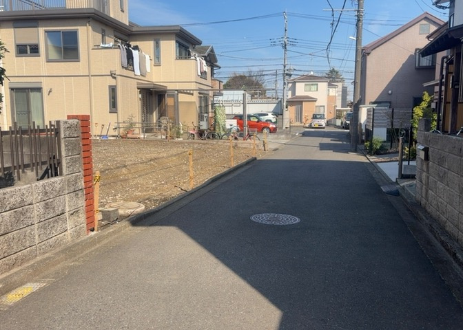 家を建てる場合、方位は要チェックです。現実的に日当たりのよい家ならばリビングは南側、建築基準法でも北側に当たる家への配慮は求められています。土地を見学に行く際は、方位磁針を持って行くようにしましょう。