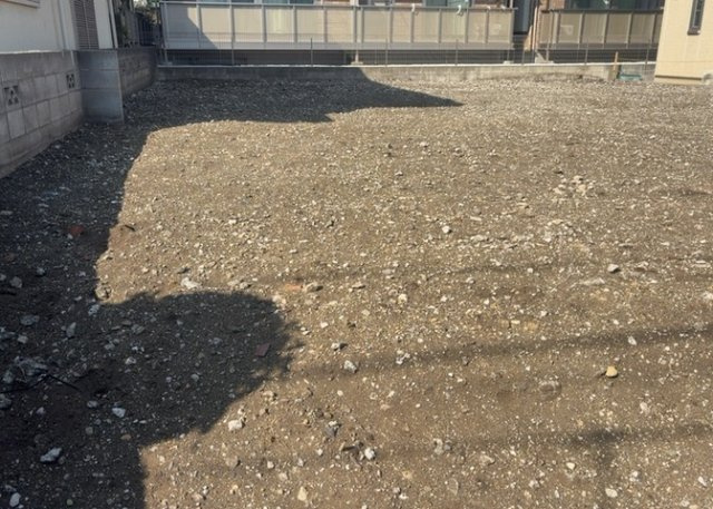 土地を買う際、住む地域の自治体や福祉の補助制度にも注目してみましょう。子供や老人の医療補助やゴミ出しのルールなど、自治体によってルールに大きな違いがあるため、暮らしやすい土地で判断するとよいでしょう。