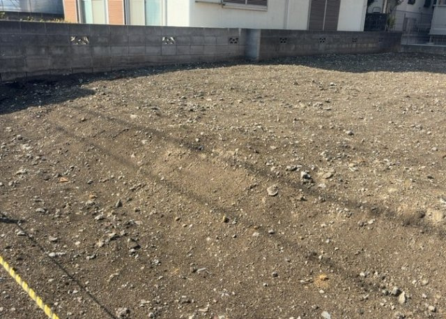 土地の前の道路に消火栓が設置されていることがあります。この場合、道路交通法第45条第1項により、駐車禁止の場所が指定されています。そのため、車庫などの駐車スペースをつくることができない場合があります。