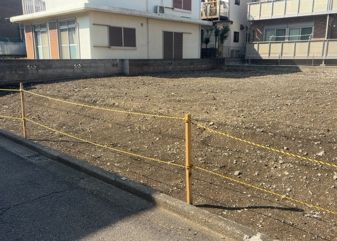現地に行くなら、物件の周囲の地形がどうなっているかを見ることも大切です。周辺より低くなっている土地では、大雨などで水が集まりやすいため、地盤が弱くなっているということも考えられるため、注意が必要です。