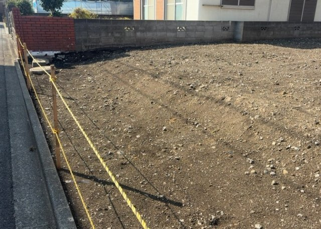 土地購入を検討されている場合、境界杭がない状態で購入してしまうと境界確定測量をする必要があり、費用がかかります。購入の前に、売主、隣土地所有者立ち合いのもと境界を確定し境界杭を設置するのがベストです。