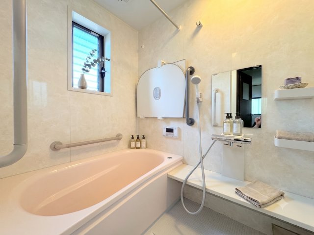 ◆モダンデザインの空間が気持ちよさを高めてくれるバスルーム。すっきりとした清潔感があり、心身をリフレッシュできる寛ぎを深めてくれるスペースです。(家具はイメージです)