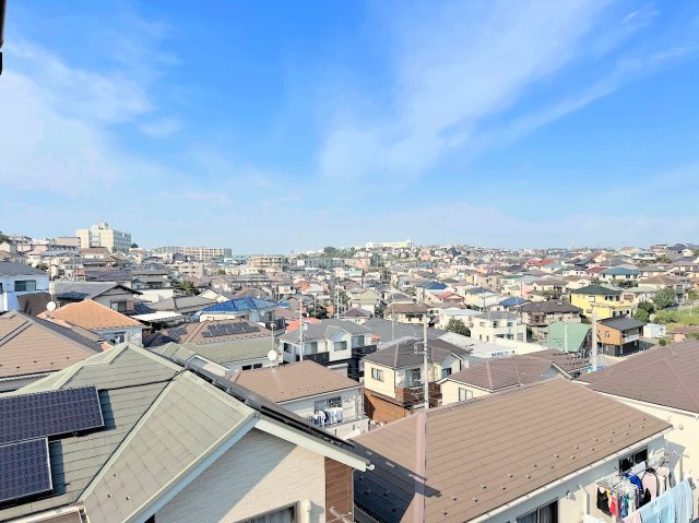 ◆爽やかな青空の下に贅沢なほどに降り注ぐ陽光、豊かな居住性と、クオリティが見事に調和した住空間は、住まうことの喜びを感じさせてくれます。ゆとりある広い敷地で開放的なお住まいです。