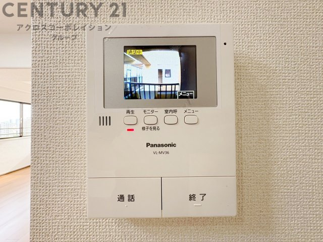 訪問者が来たときにテレビ画面で確認できるため、安心してドアを開けられます。録画機能があるものもあり、留守中に来訪者を記録しておくことができます。利便性が高く、セキュリティ面でも安心です。