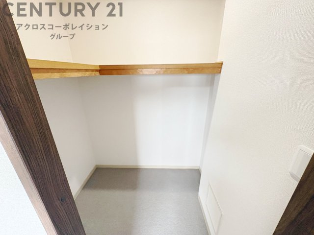 収納力が高く洋服や小物を整理しやすく、更衣室のように使え、部屋がすっきり保てます。収納の配置を自由に調整でき、換気性が良く防湿・防虫対策も可能。快適で機能的な生活空間を実現できます♪