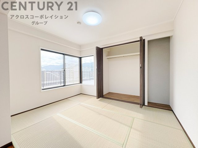 リビング横の和室スペースはリビングと続きで利用してもデザイン性のとれる洋風和室になります。やっぱり一室は欲しい和室は客間や小さなお子様の寝かせ付けなどにも便利です。