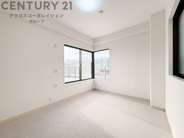明るい色合いのフローリングとクロスを使用した洋室は家具やインテリアとも調和しやすく空間が広く感じられ開放感を生み出します。自然光を効果的に反射し、室内を明るく保つため、日中の照明使用を抑えられます。