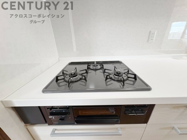 多数の調理器具を同時に使用でき、料理の効率化が可能。省エネで節約になり、様々な料理スタイルに適応できます。また、火力調整が独立しており、手入れや掃除もしやすく、今よりもっとお料理が楽しくなるかも。