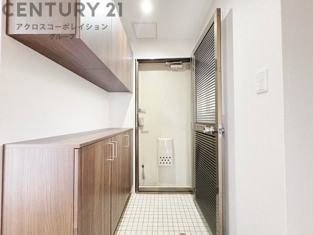 大きな玄関収納付きの玄関です　家族皆様の履物をしっかり収納できます