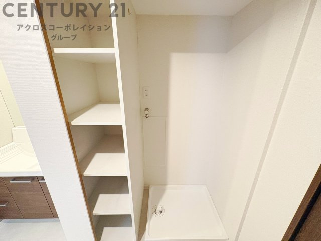 洗濯物の仕分け作業がしやすく、整理整頓が容易になります。洗濯音や湿気を他の部屋に持ち込まず、生活環境を快適に保ちます。上部を活用すれば収納スペースを確保でき洗剤や洗濯用品の整理もしやすくなります。