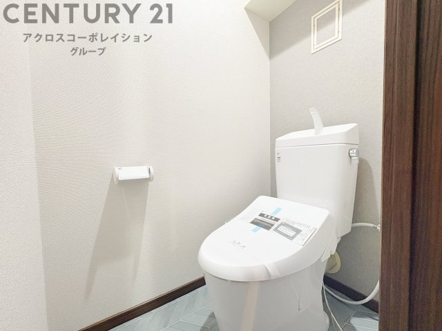 温水洗浄便座付トイレは温水洗浄機能により、暖かい水でおしりを洗浄することができ、冷たい水を使う従来の便座に比べ、温水洗浄機能で暖かいトイレを提供し、快適な使用を可能にします。
