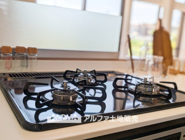 【Gas　range】　◆ガスレンジ◆ホーローレンジは丈夫で汚れにくく、お料理の後もさっと拭くだけで清潔。毎日の家事をラクにし、ご家族の笑顔を支える嬉しい設備です。
