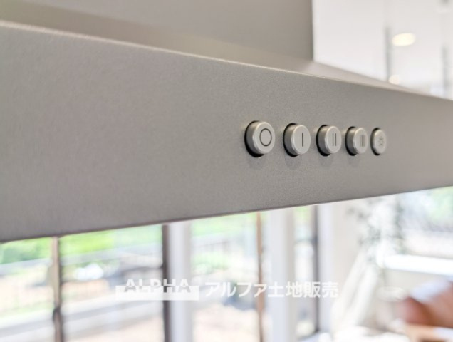【Low-Profile　Range　Hood】　◆スリムレンジフード◆静かに心地よく空気を整えるリファインド設計。油汚れも付きにくく、お手入れも簡単。清潔で美しいキッチン空間を保ちます。