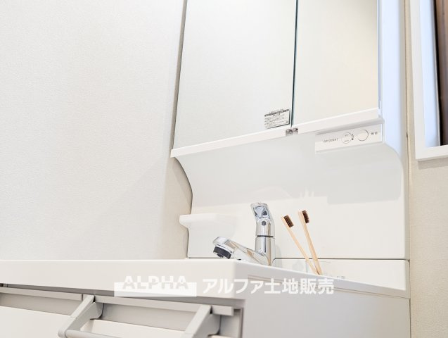 【Wash　basin】　◆洗面台◆人工大理石TOPの洗面ボウルサイドはゆったりとしたスペースが設けられ、フレグランスなどを置いたりするのに便利なパ洗面化粧台。