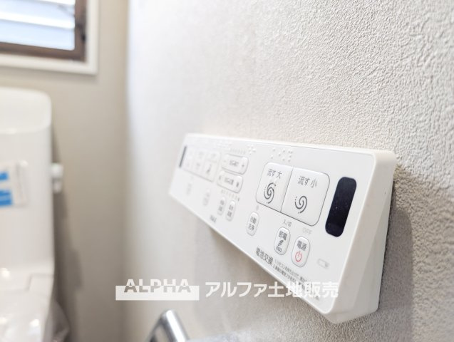 【Warm　water　flush　toilet】　◆温水洗浄便座付きトイレ◆お掃除も楽々。快適に過ごすためには今や欠かせない設備の一つです。壁掛けリモコンで使いやすくいつでも清潔に保てます。