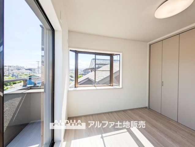 【Two　sides　lighting】　◆明るい主寝室◆居室は明るく爽やかな風の抜ける快適空間。。収納もしっかりと沢山の洋服をしまえます。