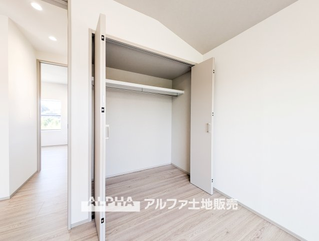【closet】　◆クロゼット◆各居室のクロゼットは大好きな服、大事なバッグやアクセサリー、そして大切な思い出の品々。そんなものを傍らにそっと置いておきたい場所です。