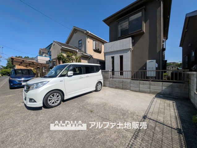 【car　space】　◆駐車場◆車を2台停めても余裕のある駐車スペース。自転車やベビーカーも楽々通る広さが嬉しいですね。