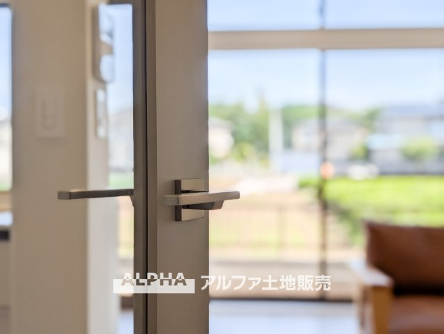 【The　situation】　◆シチュエーション◆リビングルームのドアを開くと、窓から飛び込むのは緑と光の風光明媚な景色。僕の目に映るは、ここで家族と会話をワイワイガヤガヤ楽しんでいる様子。