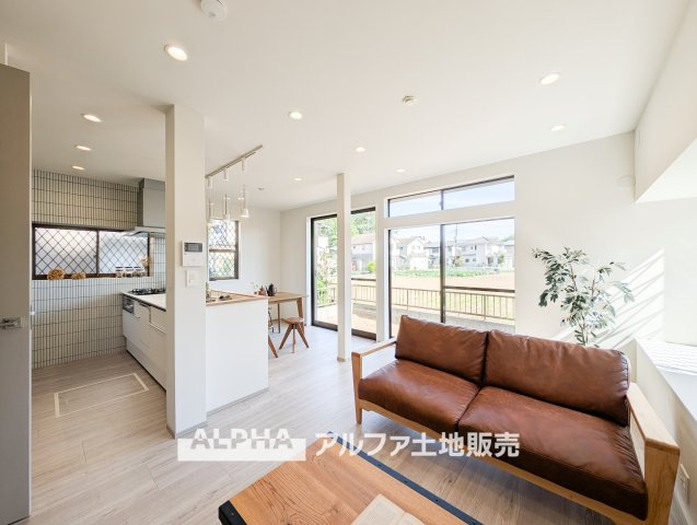 【Livingroom】　◆爽やかな空間◆窓をあけるとリビングに通り抜ける清々しく心地よい冷涼なそよ風がこの空間を涼しくしてくれる。風通しの良さは人にとっても家にとっても健康的で気持ちいいものです。
