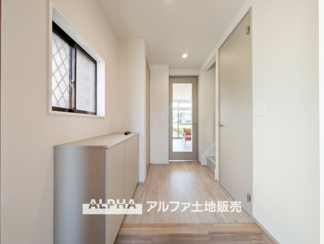 【Entrance】　◆玄関◆大きな姿見は「行ってきます」の気を引き締め、大きなシューズクロークはお気に入りの1足をしまう大切な場所。ダウンライトにまばゆく照らされた大きく開放的なエントランス。