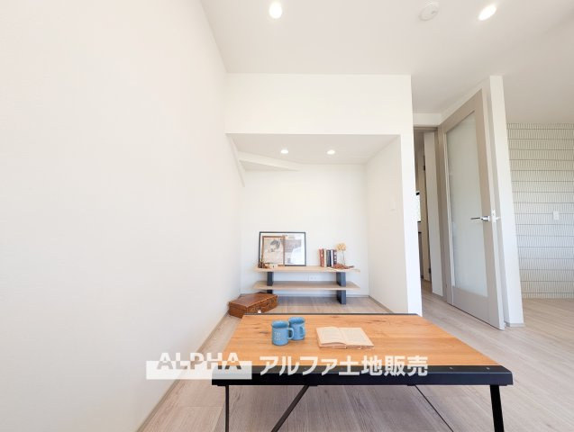 【Living　room】　◆時を忘れる場所◆ここにはみんなが集い、食事と楽しい会話が始まる。話に夢中になりすぎて、ついつい時を忘れ夜半過ぎになってしまう。そんな束の間の幸せを感じさせてくれる場所。