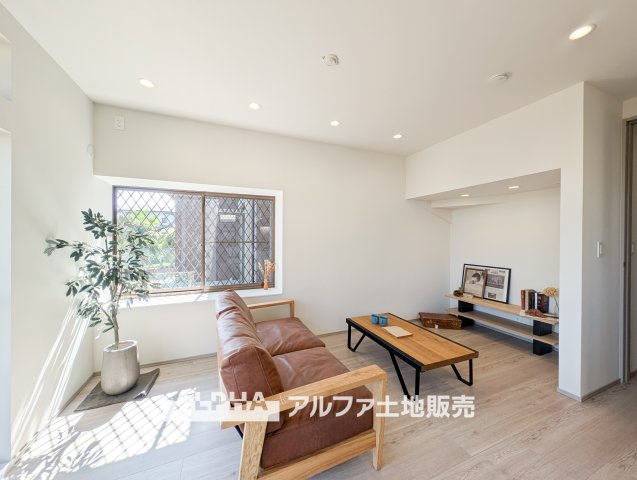 【Comfortable　living】　◆居心地のいい暮らし◆には欠かせない眩い採光。ゆったりとした幅の窓からこの空間に降り注ぐ採光が絶えない。明るいリビングこそ居心地のいい暮らしが待っていると思う