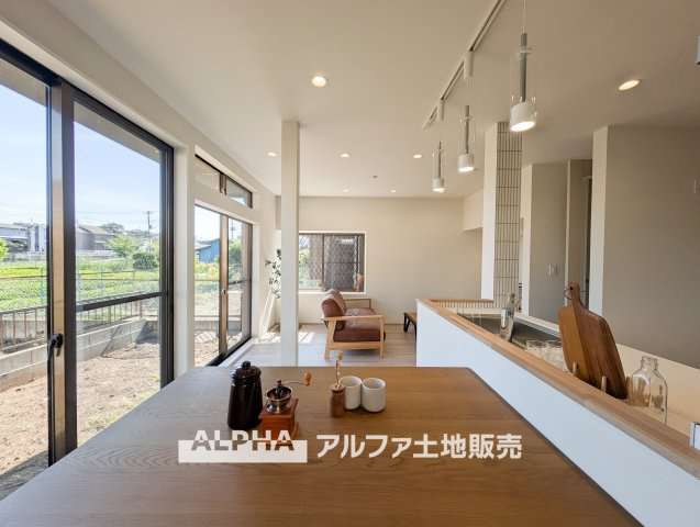【Green　orchestra】　◆緑のオーケストラ◆窓の外を見渡すと風光明媚な緑の景色。移ろう季節に表情を変えるグリーンとそれに呼応して変化する外観。それはまさに緑とのシンパシー。