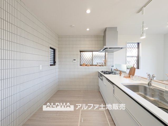 【Kitchen】　◆キッチン◆美しく使いやすいキッチンは油汚れが簡単に拭き取れる素材で加工されており、浄水器シャワーから流す水の音を軽減する静かなシンクを採用。見えないところにさり気ない配慮が嬉しい