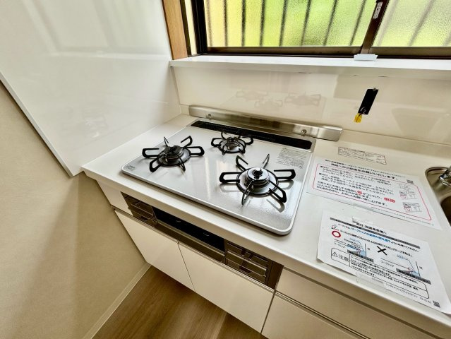 3口コンロで複数の料理を同時に進行可能。時短にも役立ちます。