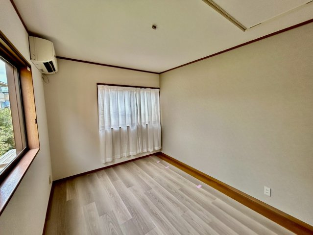 洋室6帖・屋根裏収納付き！お部屋がすっきり片付きます。