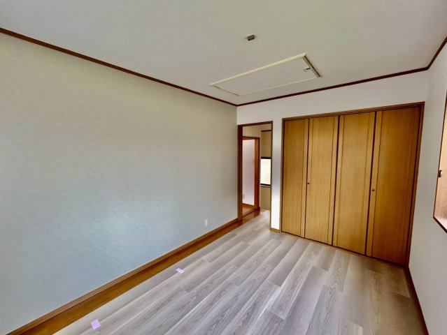 洋室6帖・屋根裏収納付き！お部屋がすっきり片付きます。
